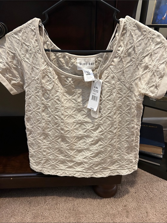 Olive & Oak Other - Olive & Oak Textured Cream Short Sleeve Crop Top